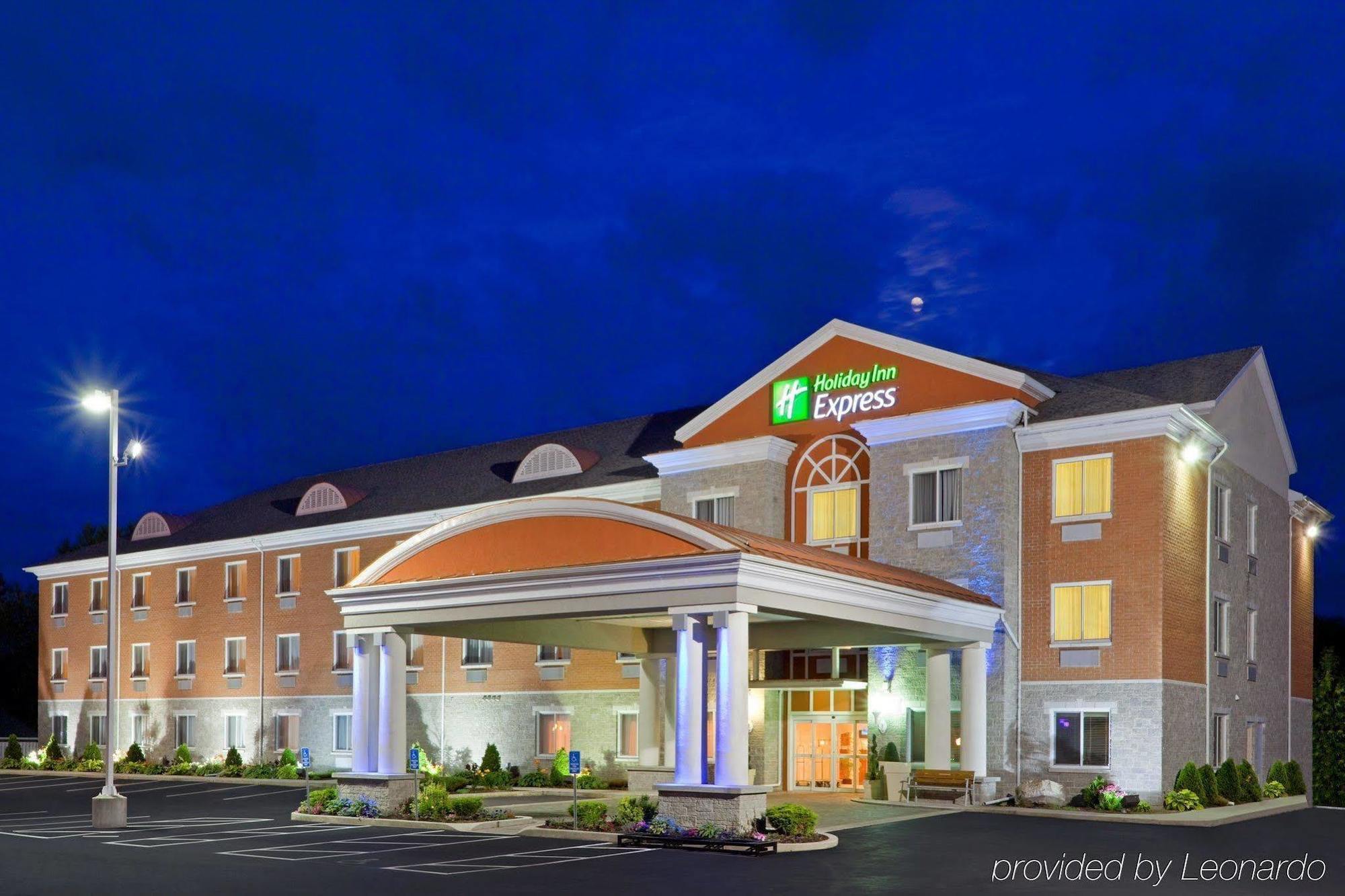 Holiday Inn Express Hotel & Suites 1000 Islands - Gananoque By Ihg מראה חיצוני תמונה