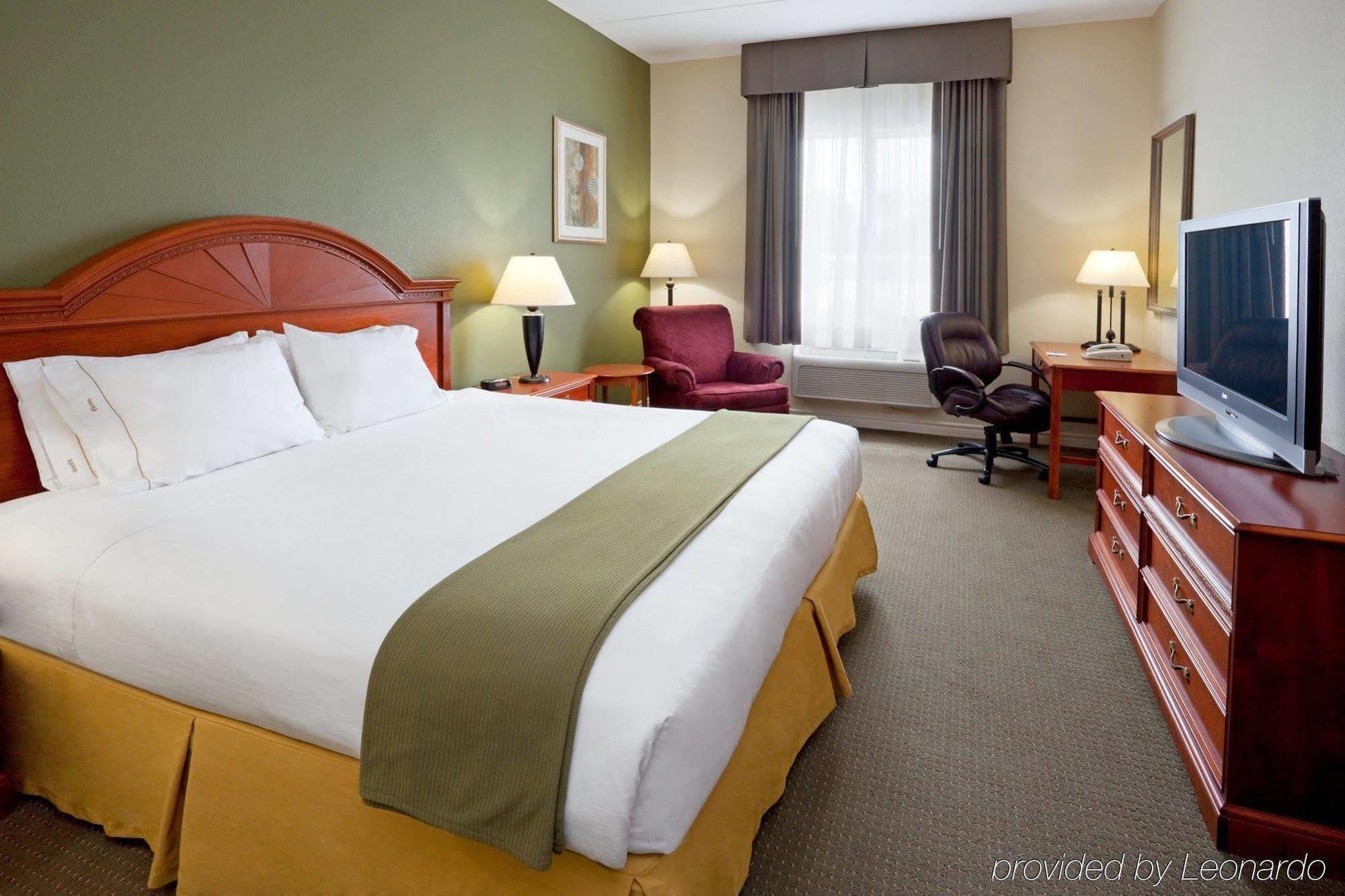Holiday Inn Express Hotel & Suites 1000 Islands - Gananoque, An Ihg Hotel מראה חיצוני תמונה