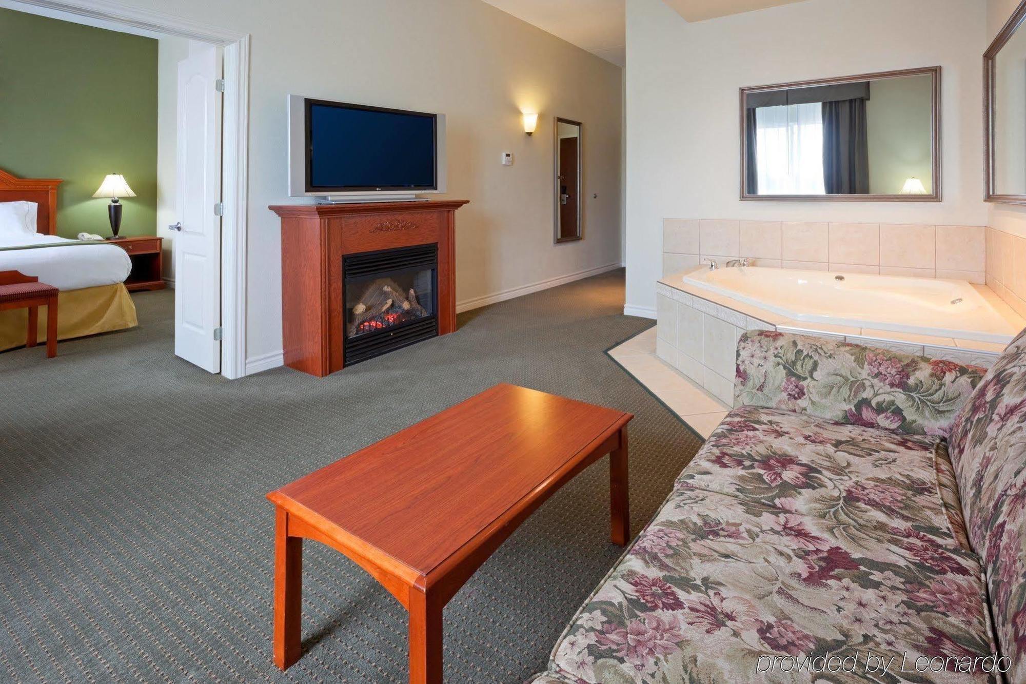 Holiday Inn Express Hotel & Suites 1000 Islands - Gananoque By Ihg מראה חיצוני תמונה